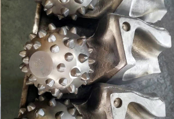 Carburo di tungsteno dei pezzi di Rig Tool Drill Roller Cone fornito del barilotto di centro